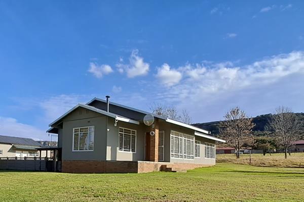 This neat and spacious farm house is situated 4,5 km on the Clarens Road.
The property is fully fenced with electric fence on 2 sides. ...