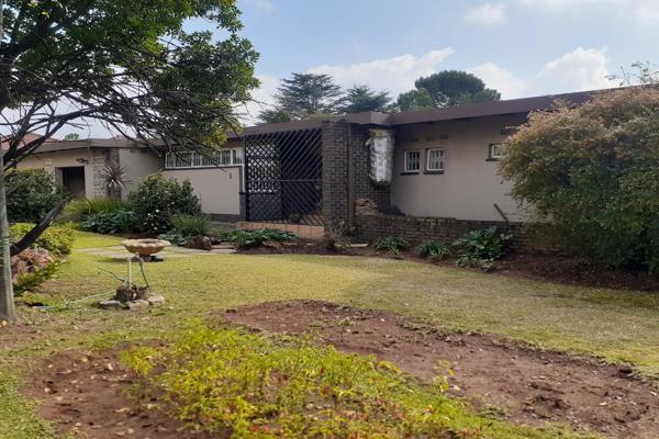 Neat as a pin and situated in a popular area of Vanderbijlpark this home offers 3 Bedrooms, 2 Bathrooms and a Study.

Big main bedroom ...