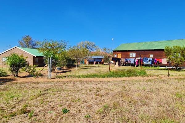 This 5.8 Ha well-developed Smallholding in Vastfontein is just north of Montana close to the R101 &amp; N1 Freeway. 

Main ...