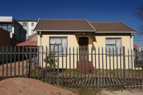 Stunning property in the heart of Fleurhof, Roodepoort to rent for your family.
This family home features two bedrooms fully fitted ...