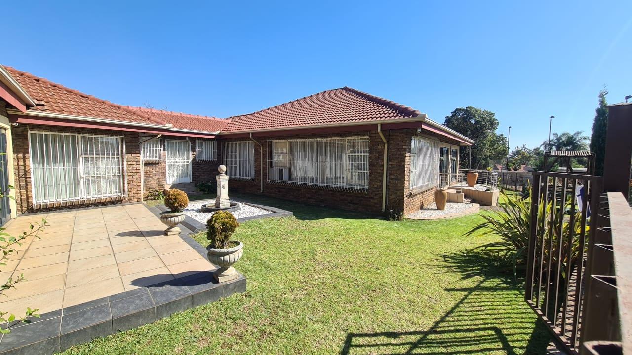 4 Bedroom House for sale in Die Heuwel - P24-112803061