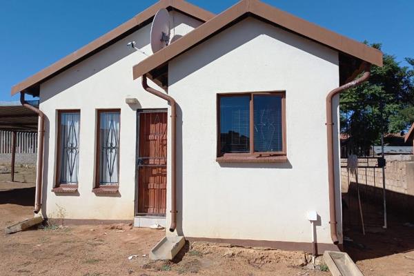 2 bedroom house for sale

Full Bathroom set
Kitchen
Living

Behind Batho Plaza Mall, in a security complex