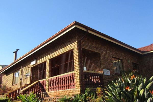 Property: A 4-bedroom house in Laudium

Features:

2 kitchens

Lounge

Dining room

3 bathrooms

2 electric garages

Carport that can ...