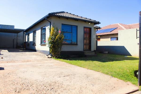 3 bed 1 bath 1 carport house in riverlea for r780.000 

This property is situated in Riverlea ext 3. It offers 3 bedrooms and 1 ...