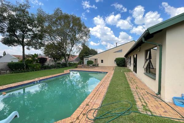 Set on a lovely flat piece of land and fitted with all you need and some much more.
Just minutes drive to the N3 and N1 Highways. ...