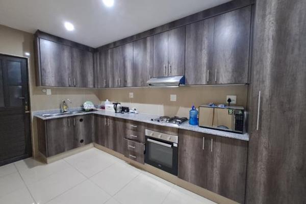 Value for Money!
3 bedroom, 1 bathroom flat in Morningside.  This is a neat 3 bedroom apartment on a shared property.  Stunning kitchen ...