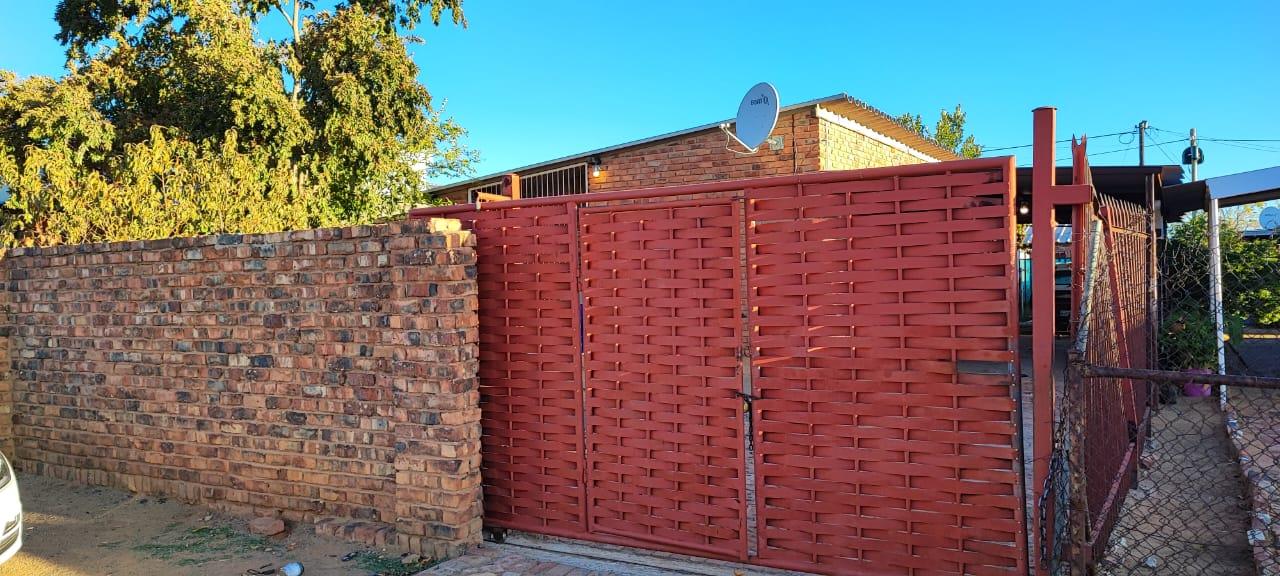 2 Bedroom House for sale in Roodepan P24112810815