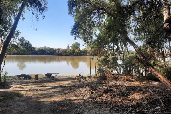 *  139.2371 Ha
*  Farm is situated between the Vaal River and the N12
*  14 Ha Game Camp
*  700 m River Front - Greatly positioned ...