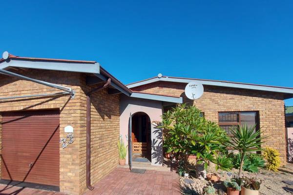 Open plan family home!

Lovely 3-bedroom house in Saldanha!

This lovely 3 Bedroom house has the following to offer:

-3 Bedrooms ...