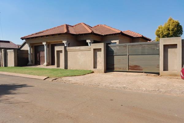 A spacious 3-bedroom, 2-bathroom house in Vosloorus  Ext 6. Welcome to your new home! this a charming and well-maintained house is ...