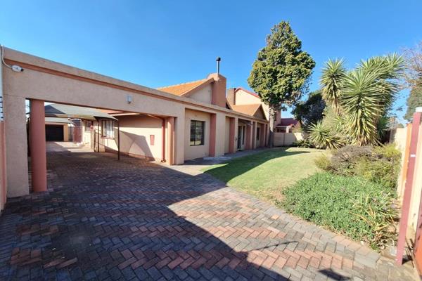 Enter into this beautiful which offers 4 spacious bedrooms, 3 bathrooms (main en-suite with a jacuzzi bath), lounge with a fireplace ...