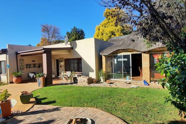 Welcome to this stunning property available for rent in the desirable Glen Marais area of Kempton Park. This spacious and inviting home ...