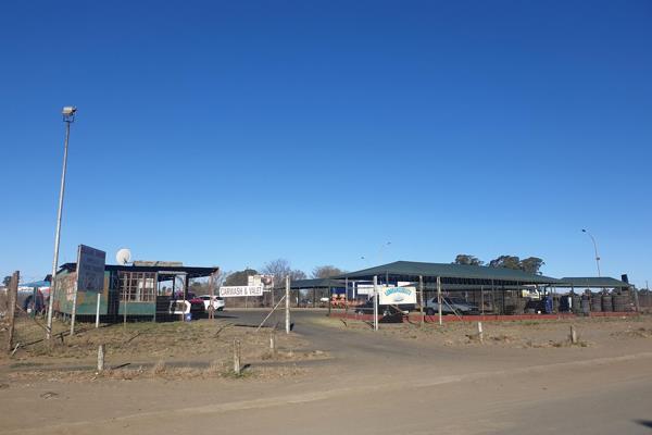 This is a prime business spot on the main road to Natal and Free State.

This stand is vacant and is right for the plucking.
It already ...