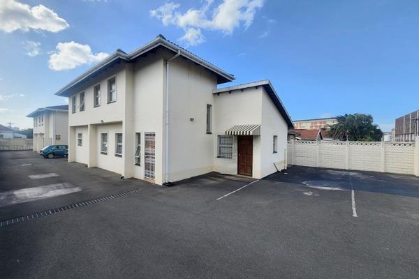 Call out all investers.........GLENWOOD

This Apartment BLOCK consists of 6 UNITS - 

2 X 1 BEDROOM , 1 BATHROOM LOFT APARTMENTS 
2 X 2 ...