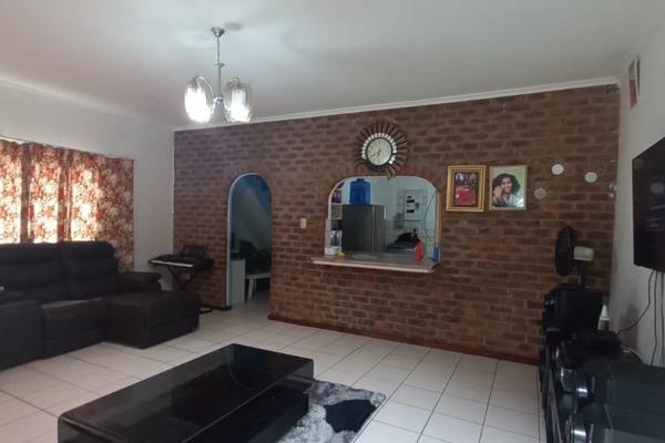 Luthando Gxashe Properties introduce this beautiful 3 bedroom flat in the market,.
All rooms are spacious, one has an ensuite with a ...