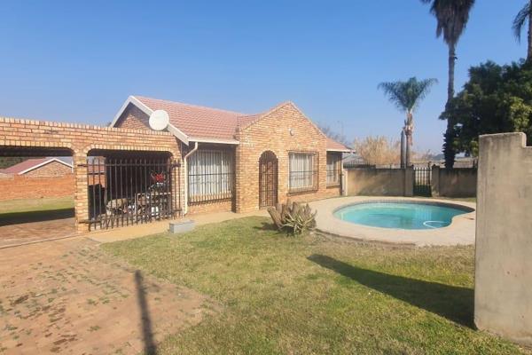 Spacious family home to rent in suiderberg .

This property offers you 2 spacious bedrooms .One equipped bathroom and a separate ...