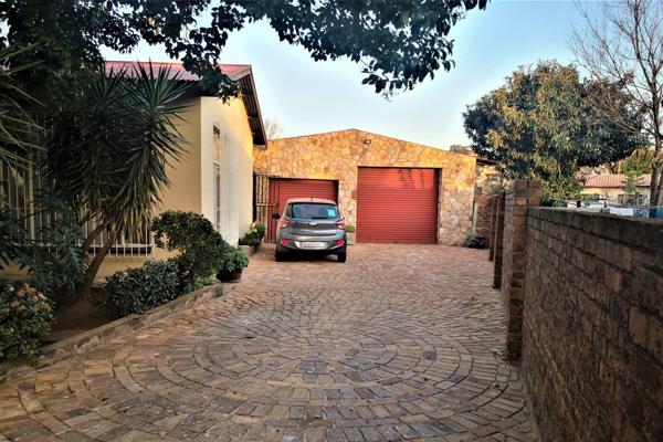 This beautiful spacious family four bedroom home on a large 1120m&#178; stand in Rensburg has a large paved driveway, well maintained ...