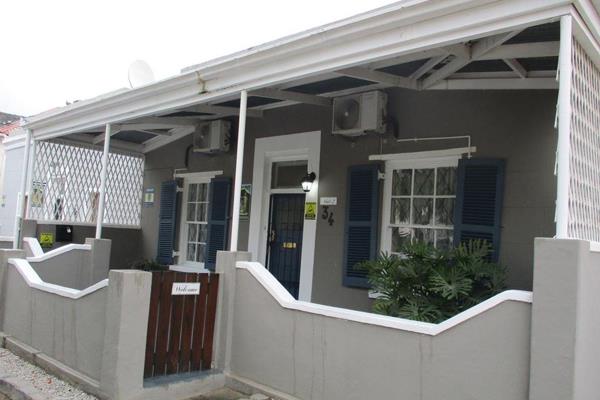 Newly renovated charming Karoo cottage with Original Yellow Wood and Oregon Pine floors doors and ceilings.  

This Karoo home offers 3 ...