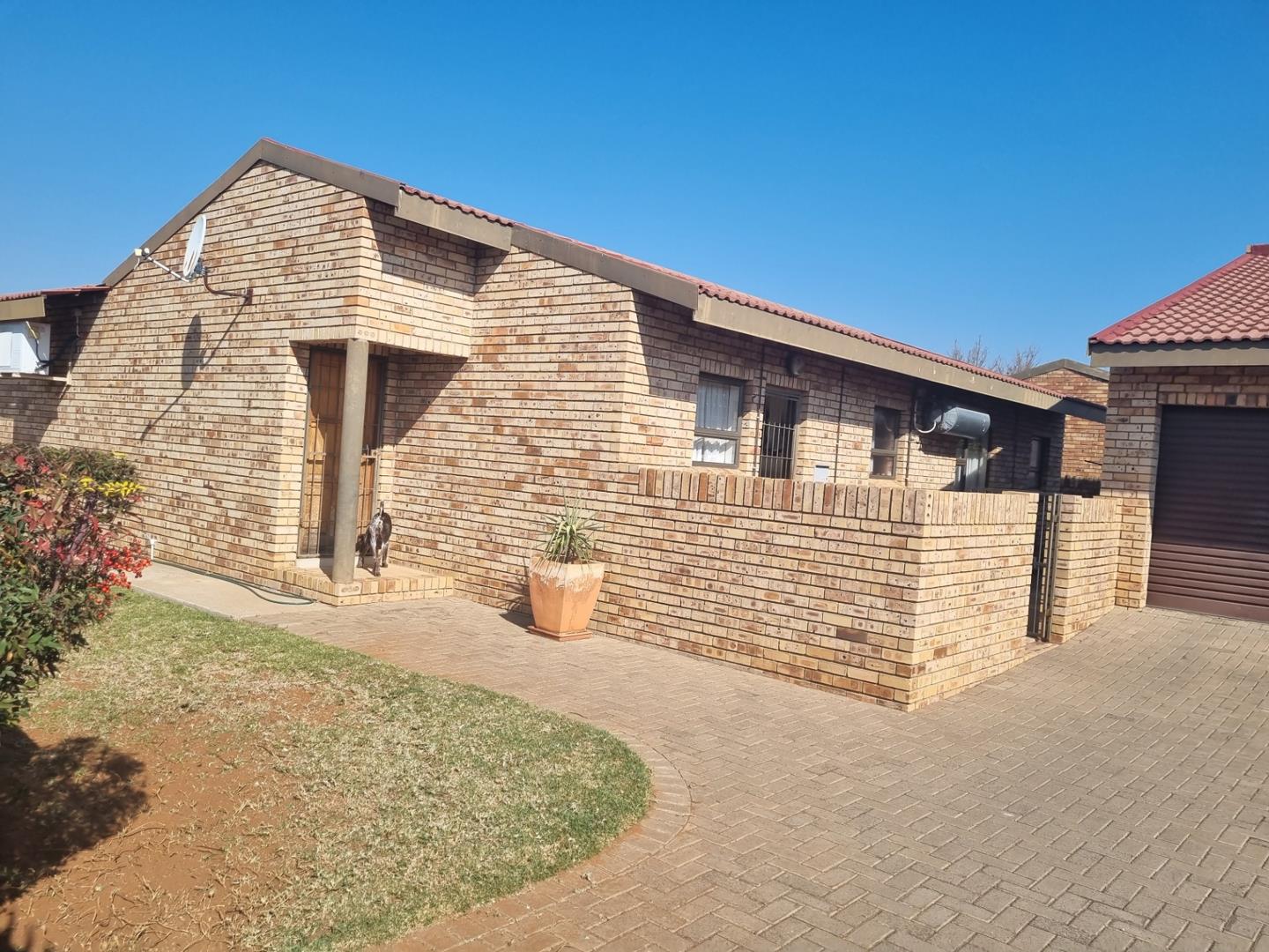 3 Bedroom Townhouse for sale in Royldene P24112830793