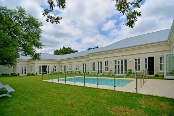 Set in a sought-after Bryanston enclosure, this exceptional home oozes style and elegance with travertine floors and high-end finishes ...