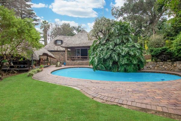 Stunning 4bedroom 4bathroom family home 

This enchanting and traditional thatched family home is nestled on a secure road in ...