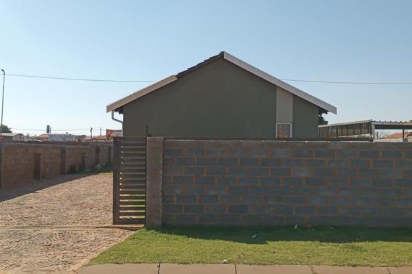 2 fitted bedrooms one bathroom open lounge with fitted stand kitchen with fitted cupboard and a stove stand alone house WiFi connected ...