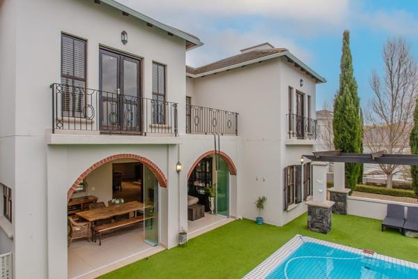 Exclusive Joint Mandate.

This north-facing home is located within Val de Vie Estate&#39;s Phase one area, with exceptional views and ...