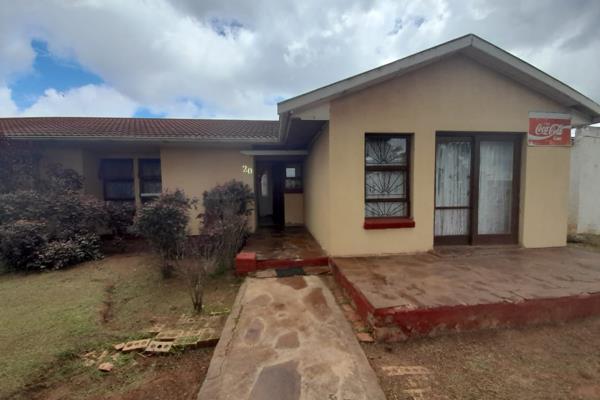 Sole and Exclusive Mandate
The property is well positioned offers 3 Bedrooms (main with ensuite), Entrance hall, Living rooms, Kitchen ...