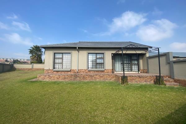 *** Sole and Exclusive Mandate ***
SITUATED IN THE SOUGHT AFTER AND UPMARKET VALLEY VIEW ESTATE!!!
Situated opposite blue valley golf ...