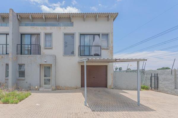 A secured modern cluster in Lemon Thorn Village, Albertsdal.  Well maintained 3 bedroom ...