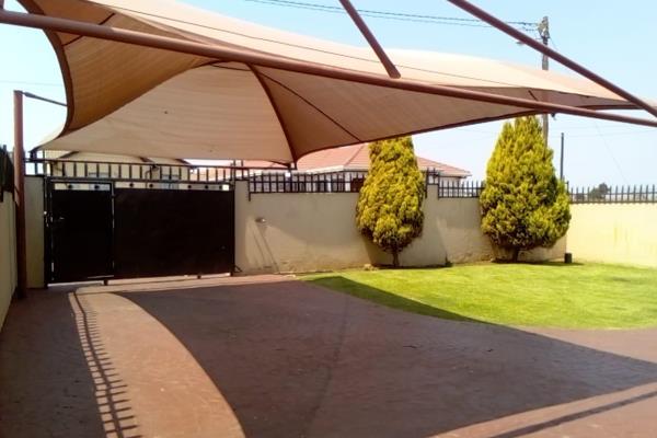 This lovely full title house is up for sale in Protea Glen Ext 10
Built on a fairly large stand consisting of three bedrooms,2 ...