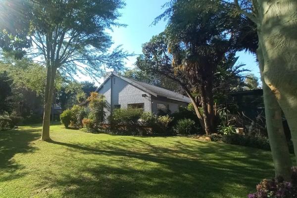 This property is situated next to the Cullinan golf course, and you will feel part of the game right from your stoep. The garden ...