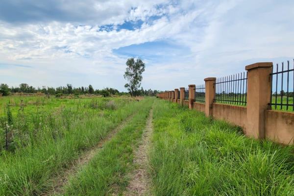 This Prime property lies on the R513 on the way to Hartbeespoort Dam.The location is a few minutes drive out of Pretoria North.The plot ...