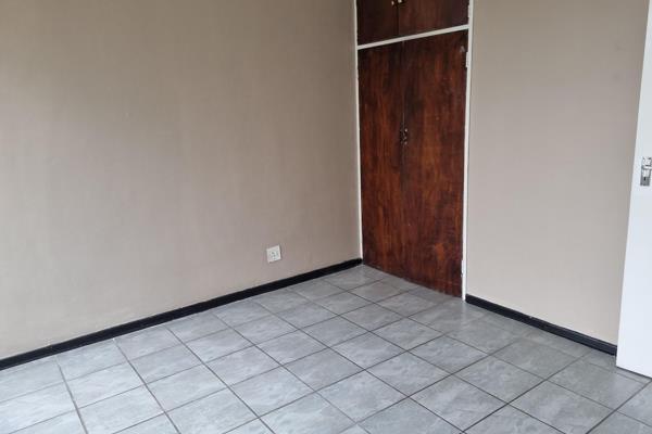 Spacious bachelor bedroom flat to rent in Elsburg at Marensa Court, 35 Kerk Street. This ...