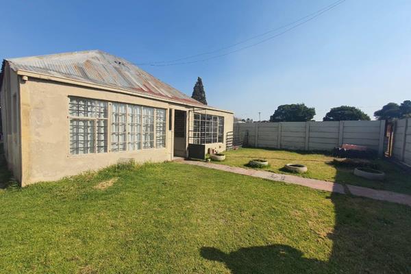 This big yard has lots of potential or business&#39; opportunity but needs some TLC  

House 
3 Bedroom 
Lounge 
Kitchen ...