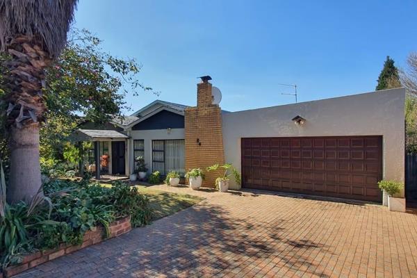 Enter in this home with a large open plan lounge with fire place and open plan dining area.  The kitchen is huge and fully fitted with ...