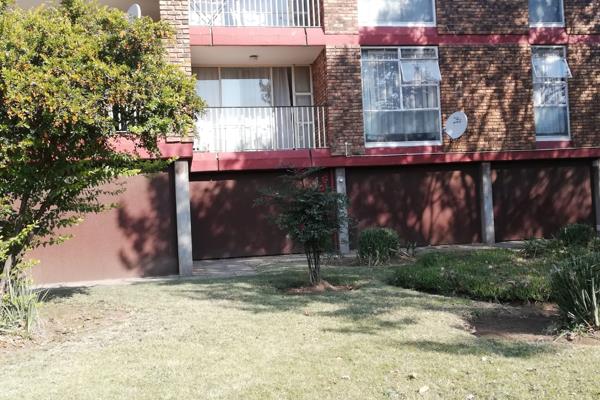 First floor unit near the vaal mall!!

This unit offers you:

2 bedrooms
1 bathroom
Kitchen
Dining room
Lounge
1 ...