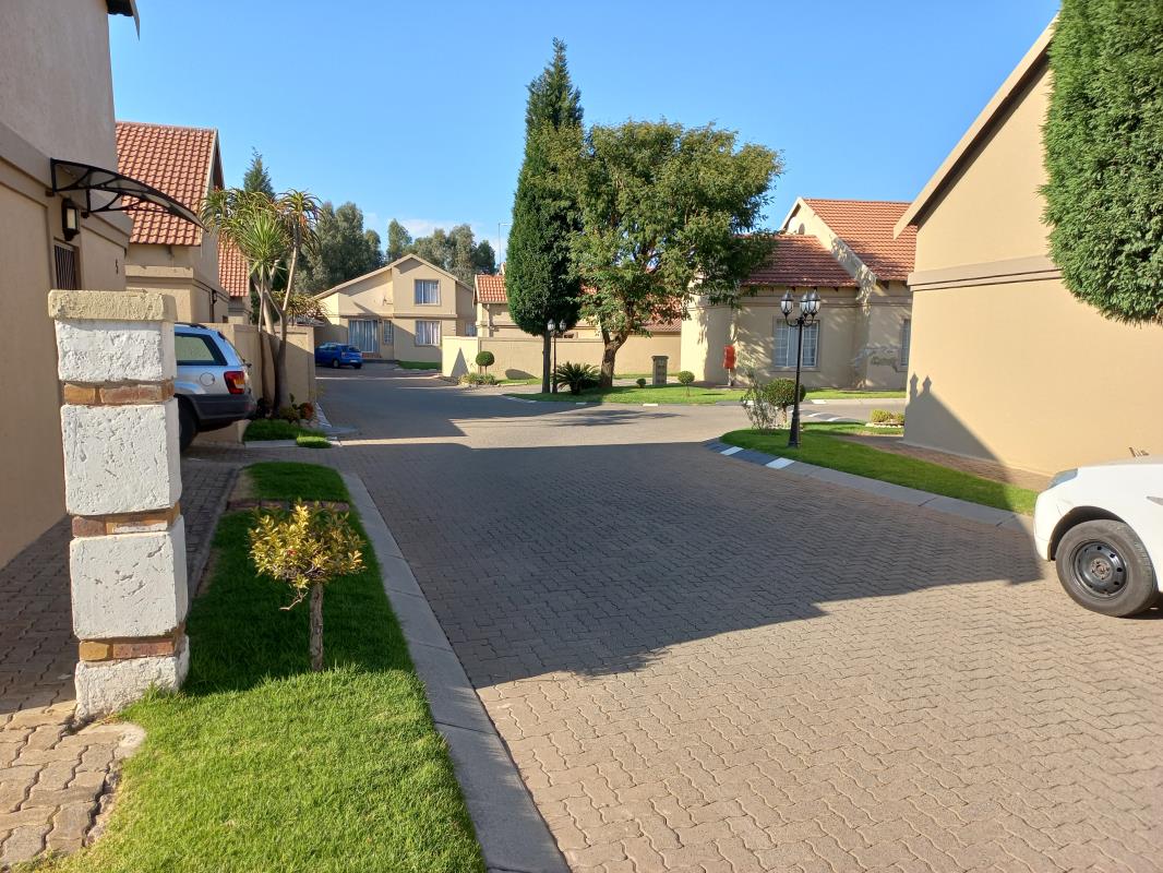 2 Bedroom Townhouse for sale in Wychwood 4 Wychwood Lodge P24112845830