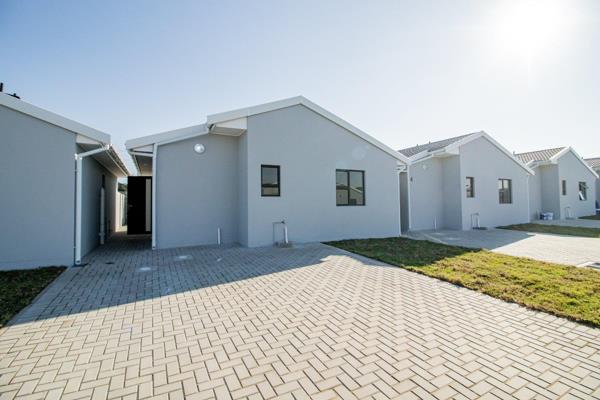 Stunning spacious built 2 bedroom townhouses in a newly development situated in Quenera ...