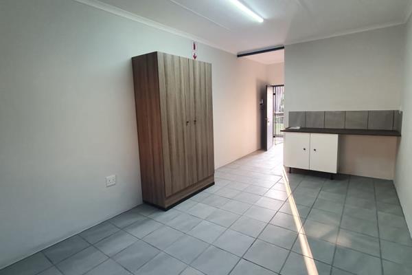 Newly built Bachelor Flat to rent in Polokwane Central. 

Bachelor Room with small kitchen and built-in cupboards. 
1 Bathroom ( ...