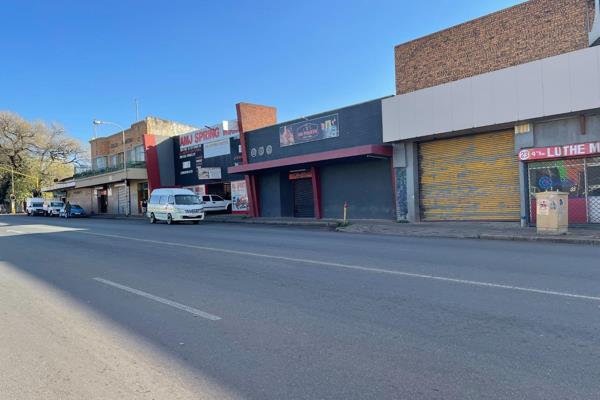 Very well situated in a busy road in Geduld central.

Ideal for a pub and grill!

Fitted with tables, chairs, shelving and ...