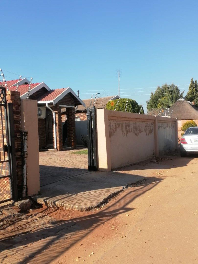 3 Bedroom House for sale in Mmabatho Unit 14 P24112852113