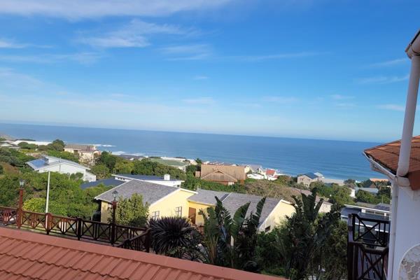 Located in the pretty residential suburb of Brenton on Sea, this fully furnished flat at the back of a private property, offers 2 ...