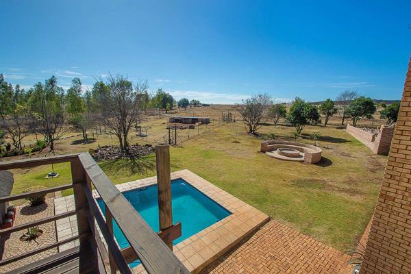 Delightful 4.9 ha property for sale on the R563 (Hekpoort rd) 
This property offers a ...