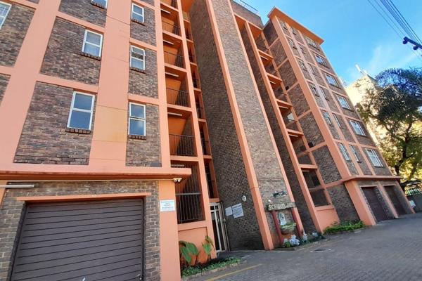 This warm and sunny 2 bedroom apartment is situated in the hart of Wonderboom South close to Wonderboom High School, shops, public ...