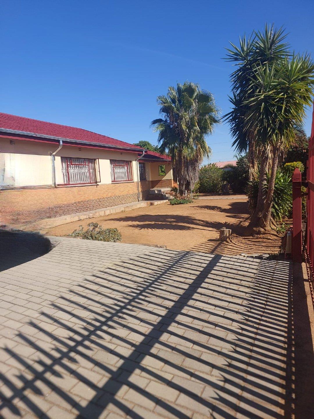 4 Bedroom House For Sale In Mabopane Unit D - P24-112857815