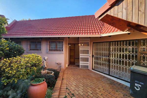 Lovely neat home situated in secure boom.
Offering 4 bedrooms, 3 bathrooms.
Covered entertainment area with built in braai.
Double ...