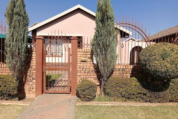 Neat, well maintained beautiful 3 bedroom house is for sale in Morula view a well developed area in Mabopane,  it is in a  quite ...