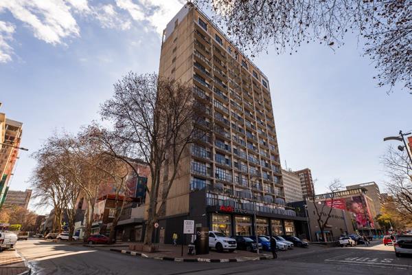 Situated in the heart of Braamfontein, Johannesburg South, in the safe and secure complex of Broadway, is this modern apartment ...