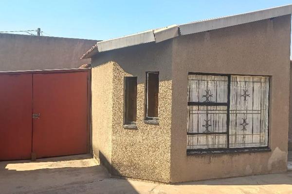 Four-bedroom house for sale in Kwaguqa ext 5

Exclusive mandate!!

Four stunning bedroom house for sale in Ezinambeni ext 5. This ...